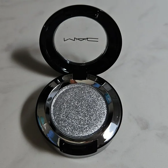 MAC - Dazzleshadow Extreme - Silver Glitter Eyeshadow - Picture 2 of 4